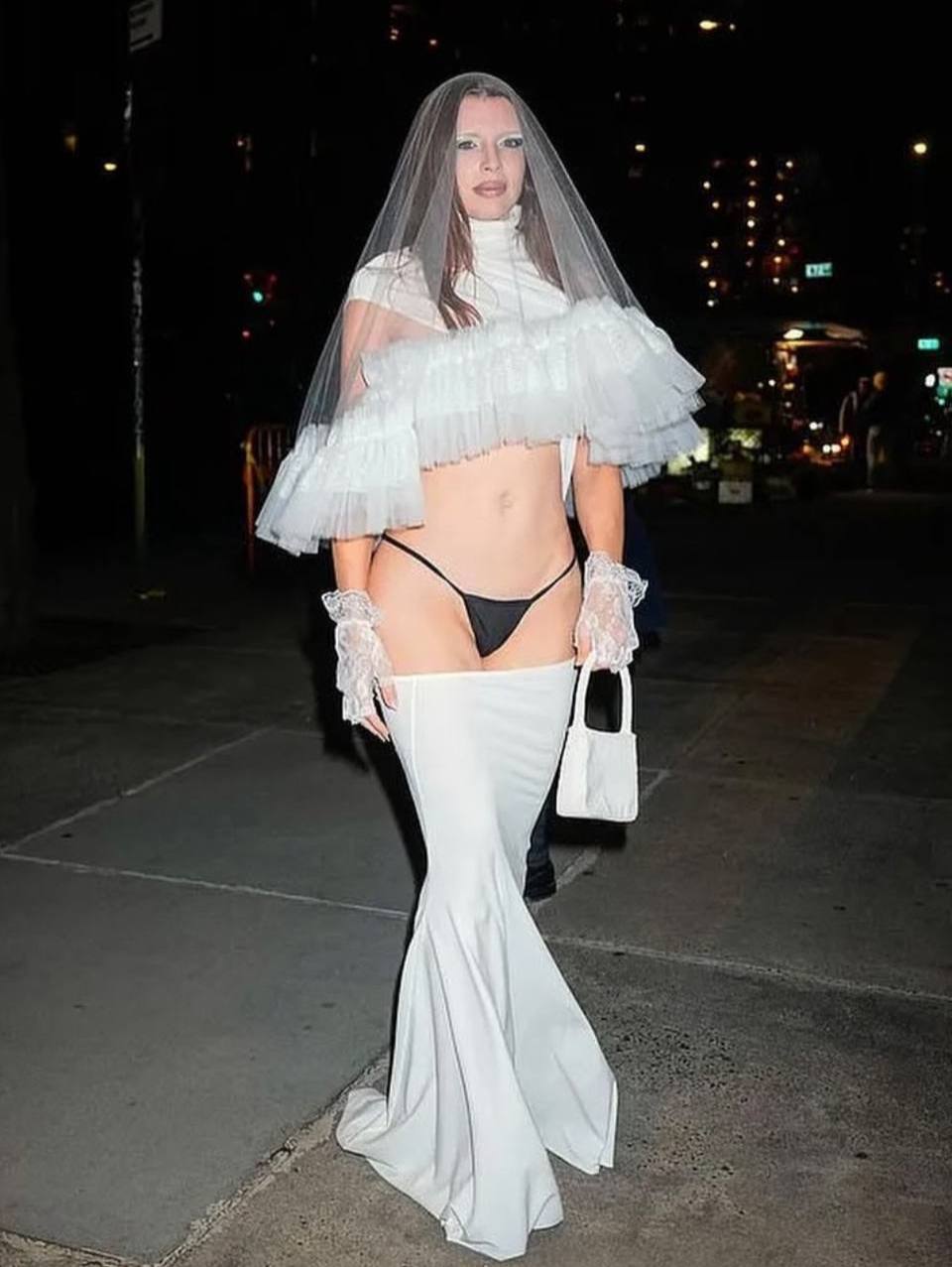 Джулия Фокс появилась на светской вечеринке в очень необычном платье невесты, прикрывающем только плечи и ноги ниже бедер